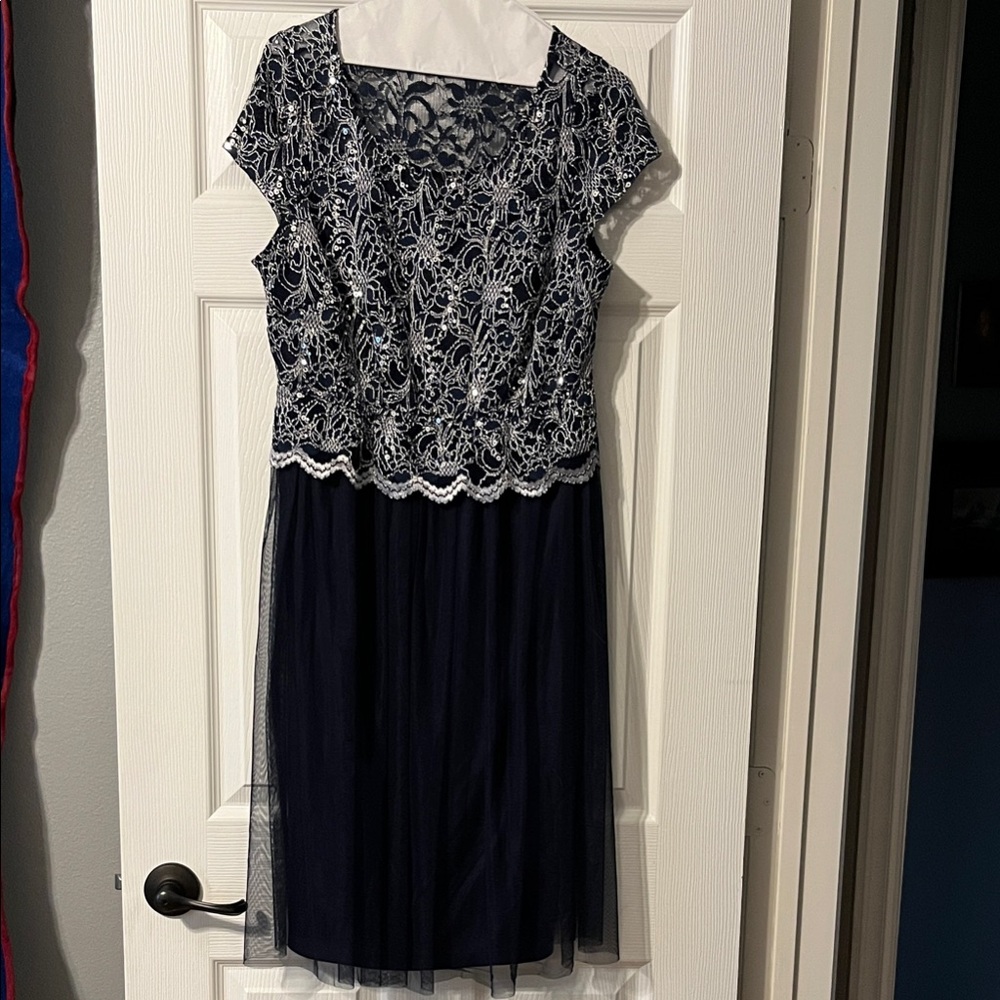 Elegant Navy and Silver Lace Cocktail Evening Dress - Picture 2 of 6